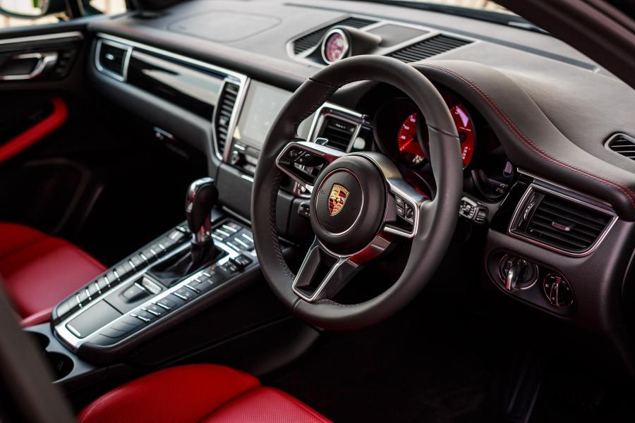 Интерьер Porsche Macan SportDesign Package (95B) 2016 года  (MY) (фото 40 из 40)
